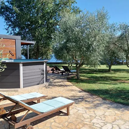 House Ive, Romantic Escape With Jacuzzi, Pool & Olive Grove Charm In Pomer, Istria *