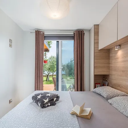 House Ive, Romantic Escape With Jacuzzi, Pool & Olive Grove Charm In Pomer, Istria بيت للعطل *