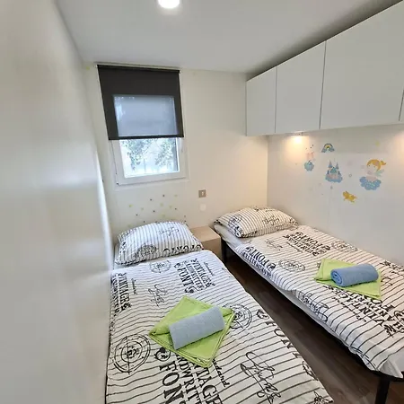Dom wakacyjny House Ive, Romantic Escape With Jacuzzi, Pool & Olive Grove Charm In Pomer, Istria *