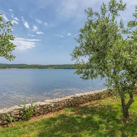 House Ive, Romantic Escape With Jacuzzi, Pool & Olive Grove Charm In Pomer, Istria *
